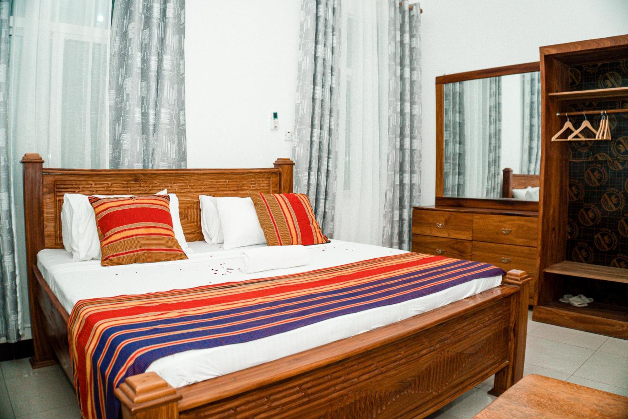 64 Zenj House Luxury Airport B&B Mbweni Экстерьер фото